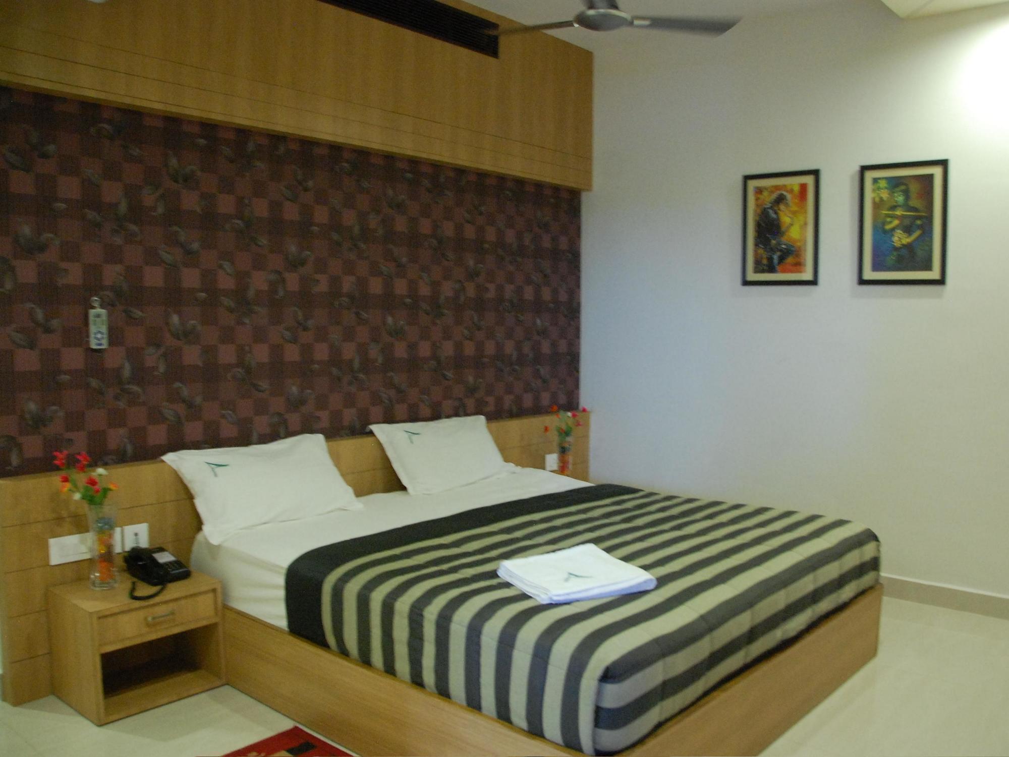 Hotel Athidi Grand Visakhapatnam Bagian luar foto